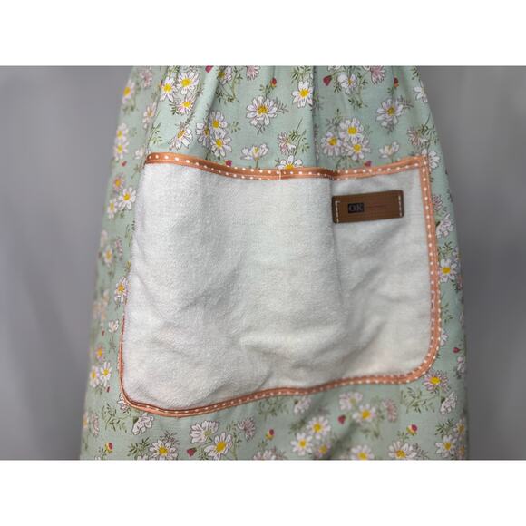 GWP Vintage-Inspired Green Daisy Print Apron with Polka Dot Accents - Picture 6 of 12